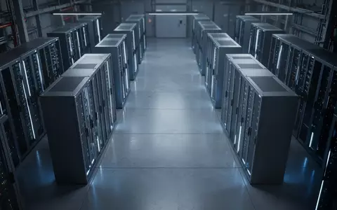 Ein minimalistisch gestalteter Serverraum mit symmetrischen Metallschränken in kühler, blauer Beleuchtung. - Foto: über boerse-global.de