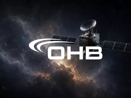 Ein modernes Satellitenmodell im Weltraum als Symbol für die Luft- und Raumfahrtindustrie. - Foto: über boerse-global.de