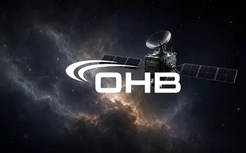 Ein modernes Satellitenmodell im Weltraum als Symbol für die Luft- und Raumfahrtindustrie. - Foto: über boerse-global.de