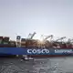 Cosco-Containerschiffe laufen regelmäßig Hamburg an. (Archivbild) - Bild: Christian Charisius/dpa