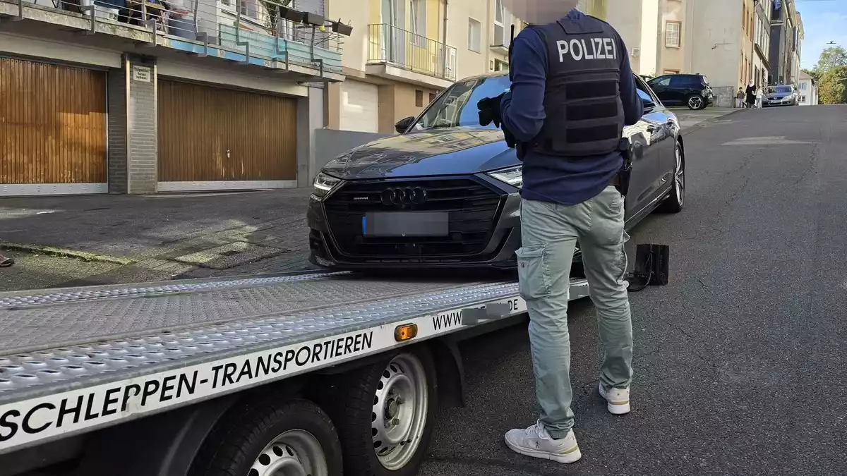 Durchsucht wurde in Nordrhein-Westfalen, wie hier in Wuppertal, sowie in Berlin und den Niederlanden. - Bild: Blaulicht-Solingen/dpa