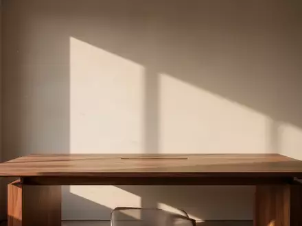 Ein minimalistischer, lichtdurchfluteter Schreibtisch in einer aufgeräumten Wohnumgebung mit sanftem Schattenwurf. - Foto: über boerse-global.de