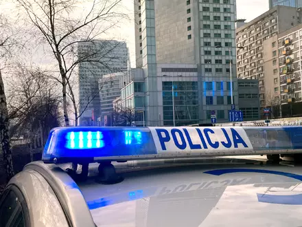 Ein Streifenwagen der polnischen Polizei (Policja) steht auf einer Straße. (Symbolbild) - Foto: Doris Heimann/dpa