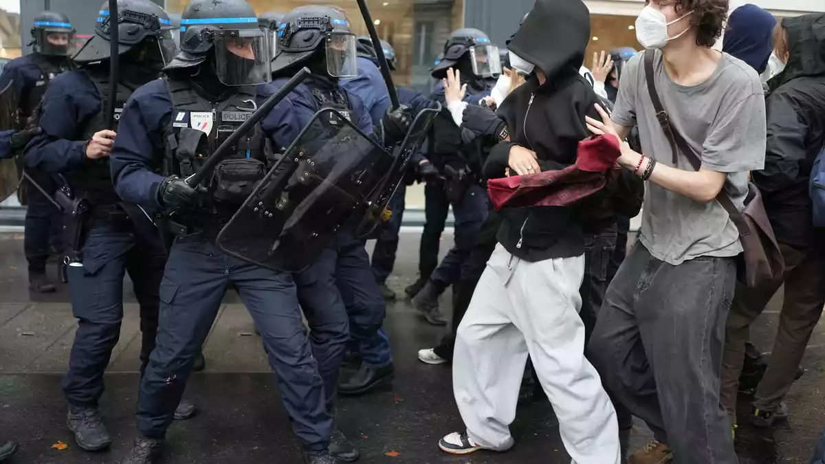 Vor der Pariser Elitehochschule Sciences Po gerieten Studenten und Polizisten aneinander. - Bild: Thibault Camus/AP/dpa