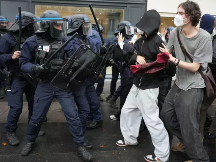 Vor der Pariser Elitehochschule Sciences Po gerieten Studenten und Polizisten aneinander. - Foto: Thibault Camus/AP/dpa