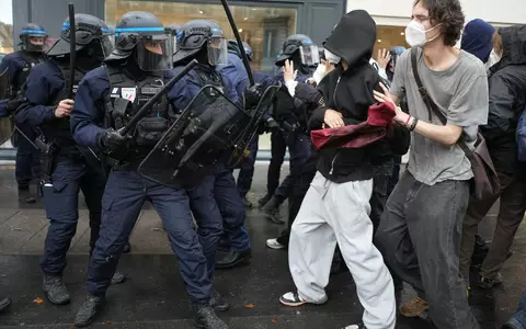 Vor der Pariser Elitehochschule Sciences Po gerieten Studenten und Polizisten aneinander. - Foto: Thibault Camus/AP/dpa