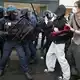 Vor der Pariser Elitehochschule Sciences Po gerieten Studenten und Polizisten aneinander. - Bild: Thibault Camus/AP/dpa