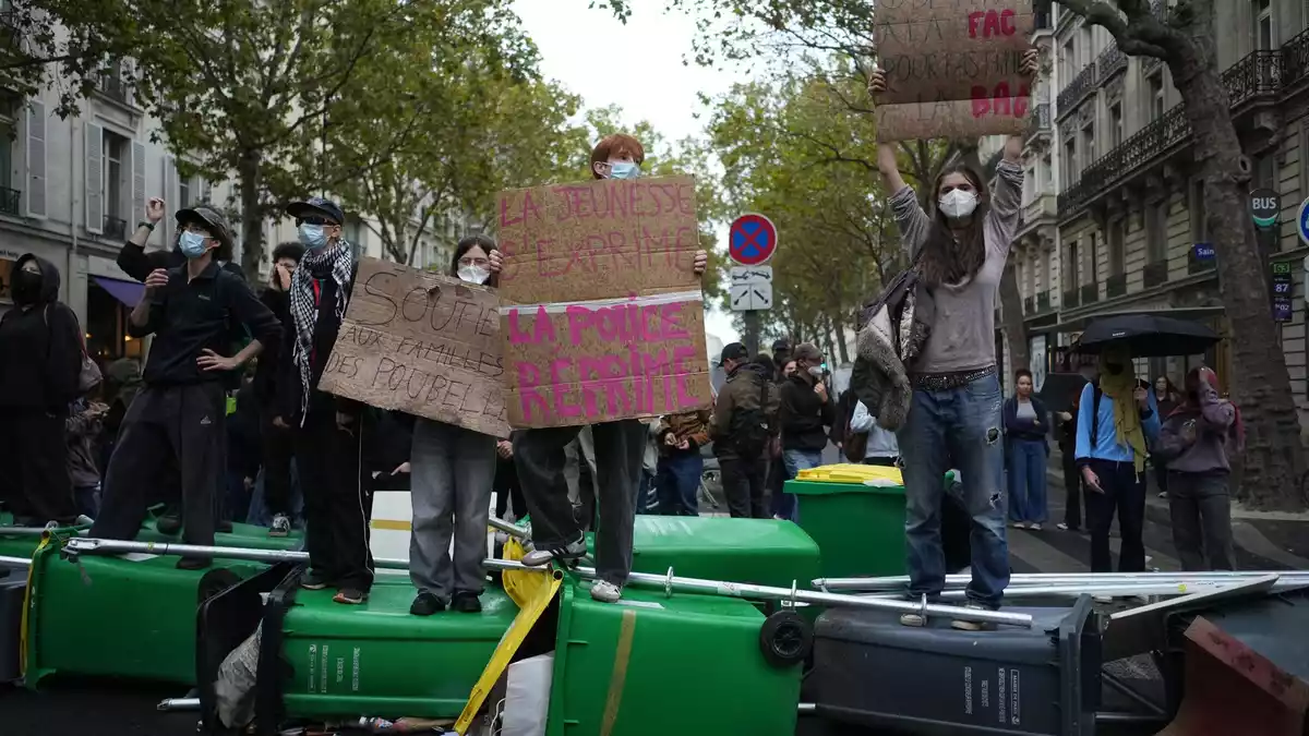 Mitten in Paris errichteten protestierende Studenten Barrikaden. - Bild: Thibault Camus/AP/dpa
