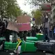 Mitten in Paris errichteten protestierende Studenten Barrikaden. - Bild: Thibault Camus/AP/dpa