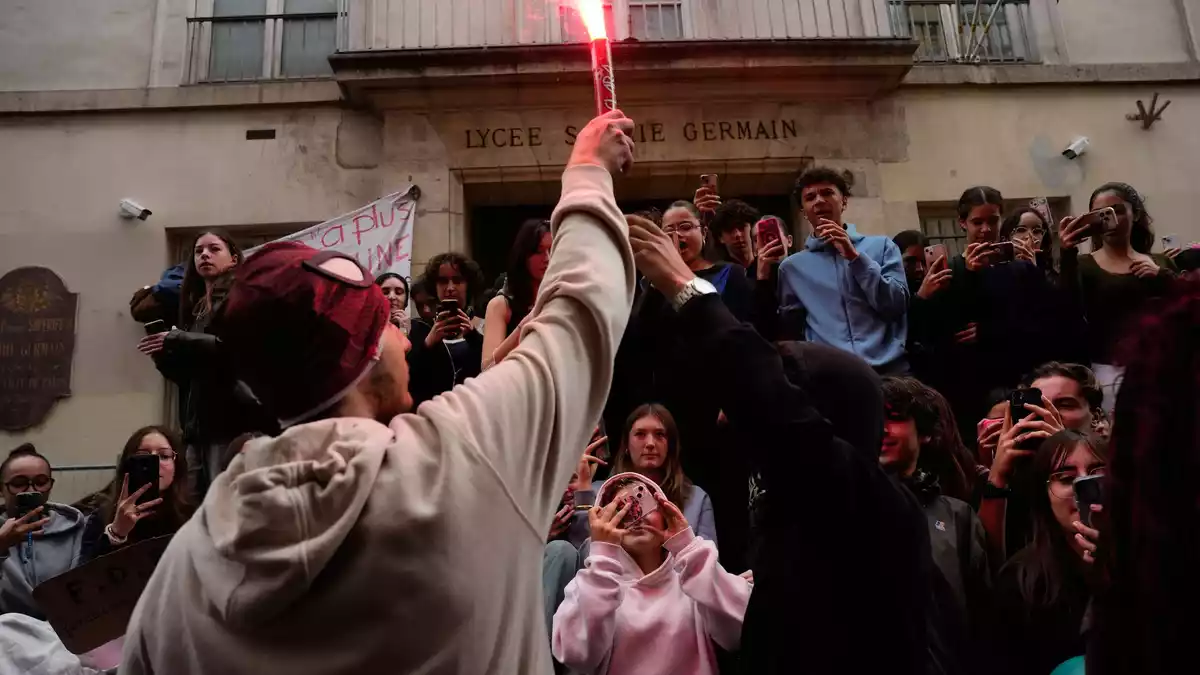 Die Blockade- und Protestaktionen an Frankreichs Schulen dauern an. - Bild: Teresa Suarez/AP/dpa