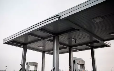 Moderne, minimalistische Überdachung einer Tankstelle unter einem bewölkten Himmel ohne jegliche Beschriftung oder Fahrzeuge. - Foto: über boerse-global.de
