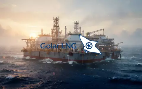 Industrielle schwimmende Flüssigerdgas-Anlage auf dem offenen Meer bei Sonnenuntergang. - Foto: über boerse-global.de