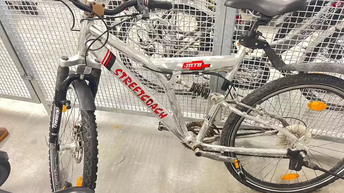 POL-LG: ++ durch die Hecke in die Hauswand - Verwechslung von Pedalen - Senior fährt mit Pkw in Gebäude ++ Türen von Einkaufsmarkt gewaltsam geöffnet - Vapes mitgenommen ++ Zusammenstoß auf der B 191 ++ - Bild: presseportal.de