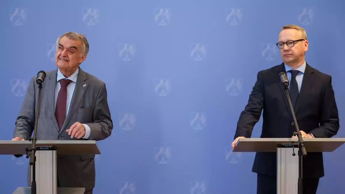 NRW-Justizminister Benjamin Limbach (Grüne) berichtete von geduldiger Detailarbeit, mit der die deutschen Ermittler dem russischen Hacker auf die Schliche gekommen seien. - Bild: Christoph Reichwein/dpa