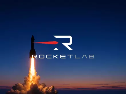 Eine elegante Raketensilhouette steigt in den Dämmerungshimmel auf, symbolisch für die Luft- und Raumfahrtbranche. - Foto: über boerse-global.de