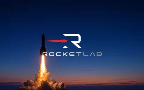 Eine elegante Raketensilhouette steigt in den Dämmerungshimmel auf, symbolisch für die Luft- und Raumfahrtbranche. - Foto: über boerse-global.de