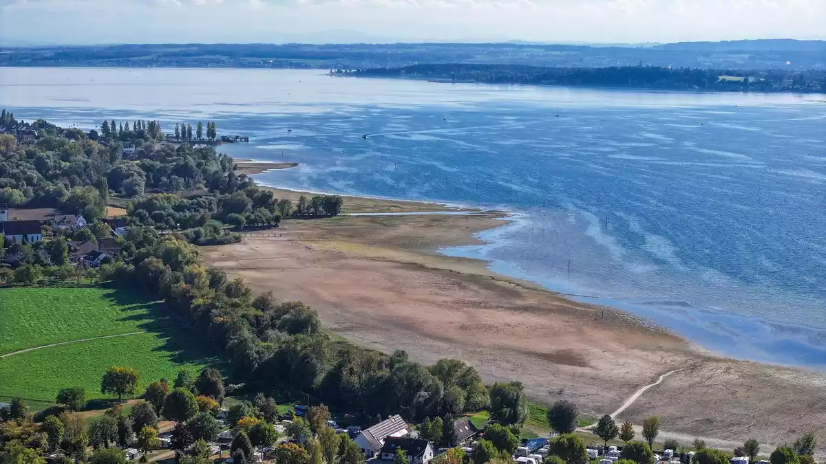 Der Bodensee erreichte in diesem Jahr seinen normalerweise typischen sommerlichen Wasseranstieg kaum. - Bild: Felix Kästle/dpa
