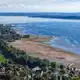 Der Bodensee erreichte in diesem Jahr seinen normalerweise typischen sommerlichen Wasseranstieg kaum. - Bild: Felix Kästle/dpa