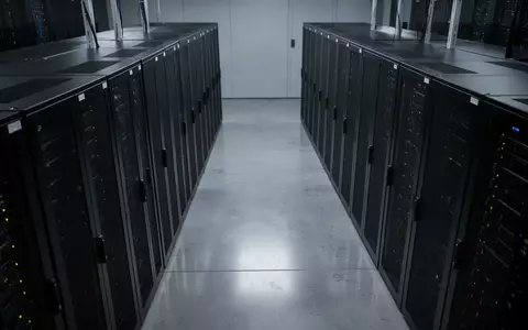 Reihen von dunklen Serverschränken in einem modernen Rechenzentrum bei gedimmter Beleuchtung. - Foto: über boerse-global.de