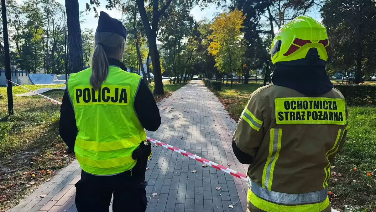 Eine Polizistin und ein freiwilliger Feuerwehrmann sind am Tatort eines Messerangriffs an einer Berufsschule. - Bild: Rafal Niedzielski/AP/dpa