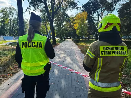 Eine Polizistin und ein freiwilliger Feuerwehrmann sind am Tatort eines Messerangriffs an einer Berufsschule. - Foto: Rafal Niedzielski/AP/dpa
