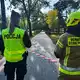 Eine Polizistin und ein freiwilliger Feuerwehrmann sind am Tatort eines Messerangriffs an einer Berufsschule. - Bild: Rafal Niedzielski/AP/dpa