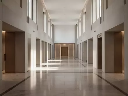Ein minimalistischer, heller Flur in einem Regierungsgebäude mit polierten Steinböden und einfallendem Tageslicht. - Foto: über boerse-global.de