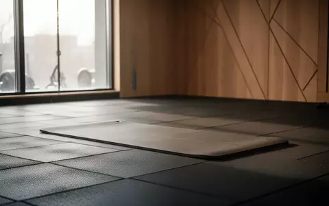 Eine leere, hochwertige Fitnessmatte in einem hellen, minimalistisch gestalteten Trainingsraum. - Foto: ĂĽber boerse-global.de