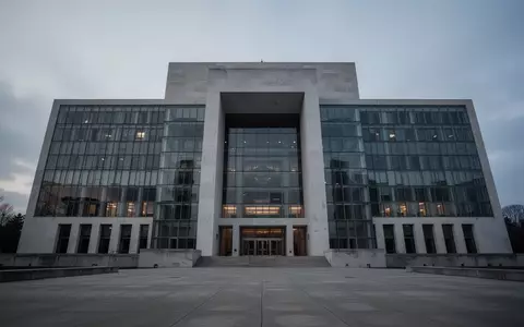 Ein modernes, imposantes Regierungsgebäude aus Glas und Beton in der Dämmerung. - Foto: über boerse-global.de