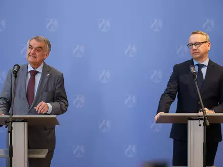 NRW-Justizminister Benjamin Limbach (Grüne) berichtete von geduldiger Detailarbeit, mit der die deutschen Ermittler dem russischen Hacker auf die Schliche gekommen seien. - Foto: Christoph Reichwein/dpa