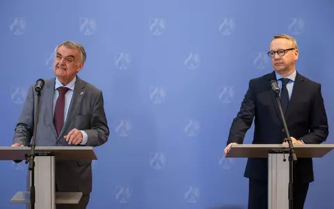 NRW-Justizminister Benjamin Limbach (Grüne) berichtete von geduldiger Detailarbeit, mit der die deutschen Ermittler dem russischen Hacker auf die Schliche gekommen seien. - Foto: Christoph Reichwein/dpa