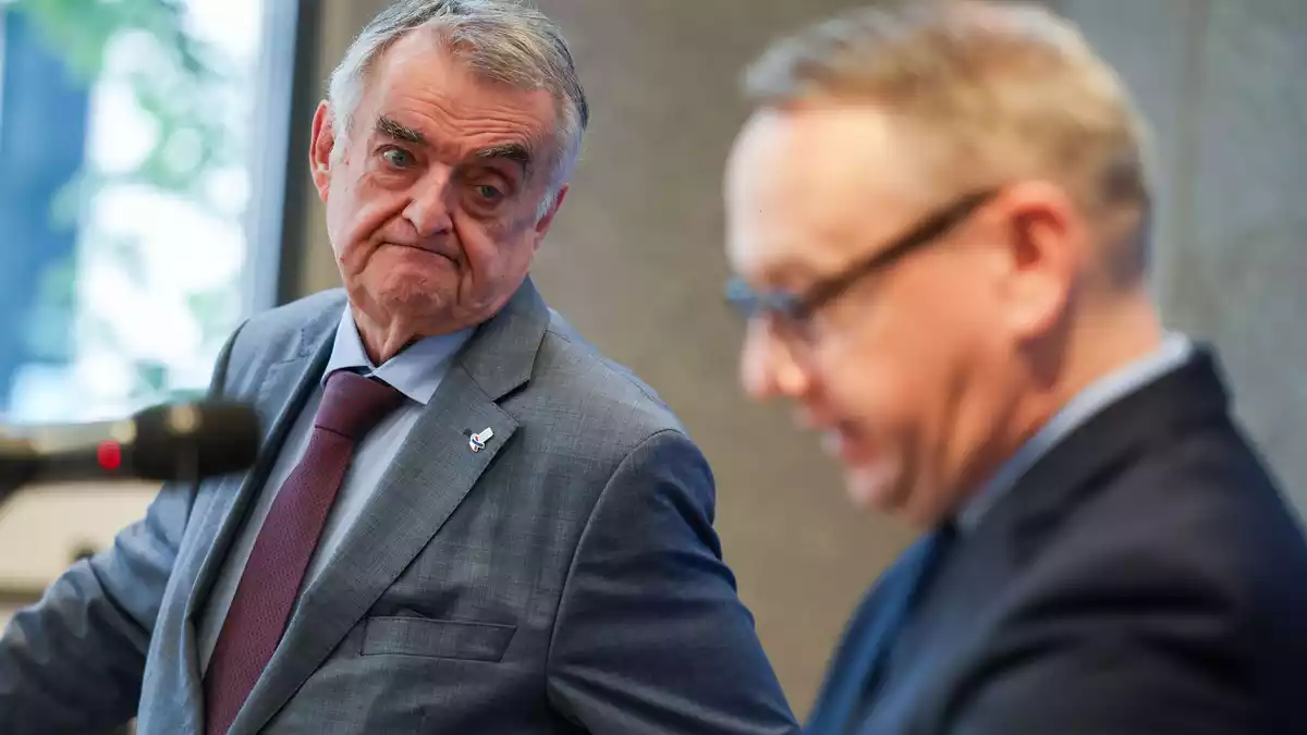 Innenminister Herbert Reul (links) rät betroffenen Unternehmen, Ransomware-Erpressungen zur Anzeige zu bringen. - Bild: Christoph Reichwein/dpa