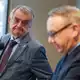 Innenminister Herbert Reul (links) rät betroffenen Unternehmen, Ransomware-Erpressungen zur Anzeige zu bringen. - Bild: Christoph Reichwein/dpa