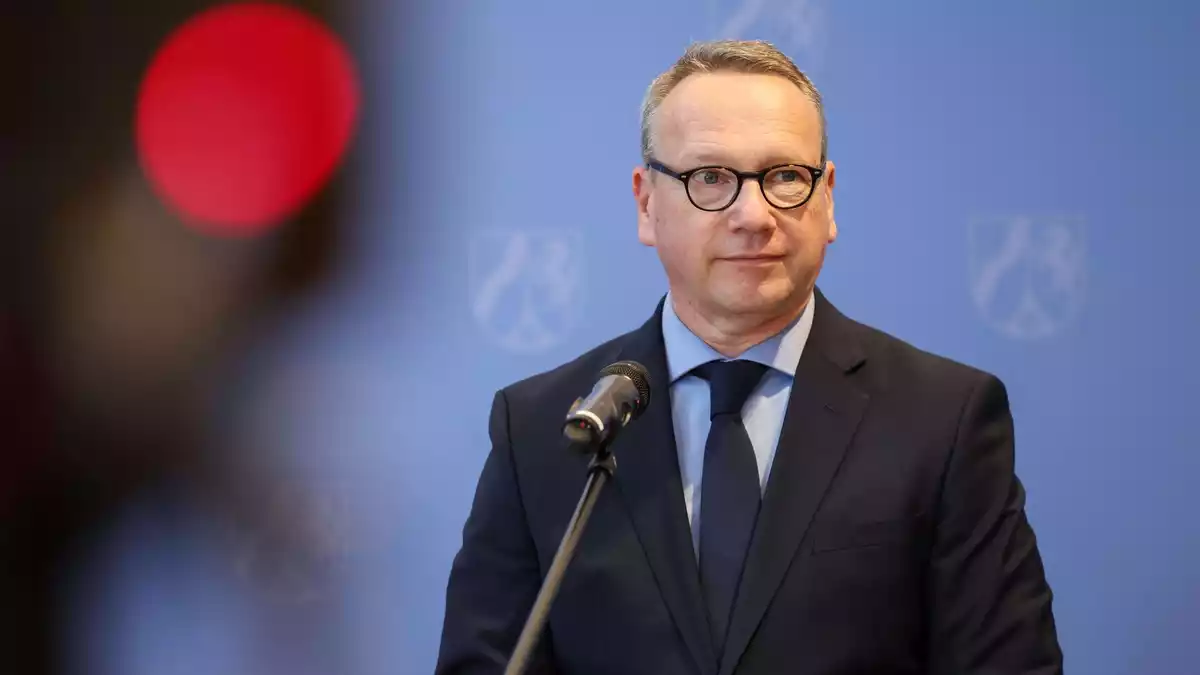 Justizminister Benjamin Limbach hofft auf weitere Erfolge gegen Cybercrime. - Bild: Christoph Reichwein/dpa