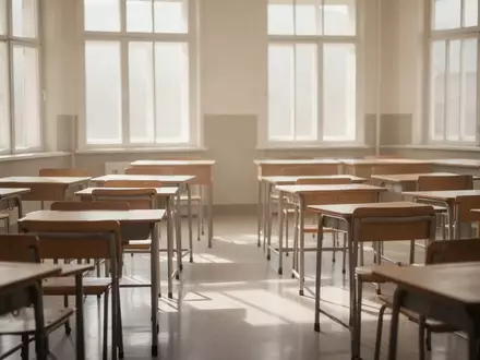 Ein leerer, lichtdurchfluteter Klassenraum mit ordentlich aufgestellten Holztischen und Stühlen in einer ruhigen Atmosphäre. - Foto: über boerse-global.de