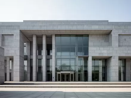 Moderne Fassade eines Regierungsgebäudes aus Stein und Glas bei Tageslicht. - Foto: über boerse-global.de