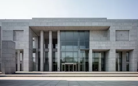 Moderne Fassade eines Regierungsgebäudes aus Stein und Glas bei Tageslicht. - Foto: über boerse-global.de