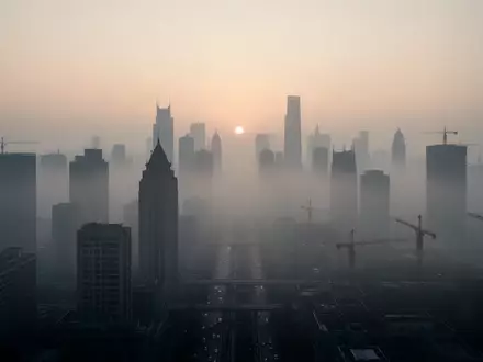 Dichte Dunstglocke über einer urbanen Stadtlandschaft als Symbol für Umweltbelastungen und deren gesundheitliche Risiken. - Foto: über boerse-global.de
