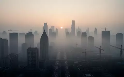 Dichte Dunstglocke über einer urbanen Stadtlandschaft als Symbol für Umweltbelastungen und deren gesundheitliche Risiken. - Foto: über boerse-global.de