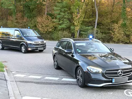 Zivile Polizeifahrzeuge fahren am Vormittag mit Blaulicht auf das Gelände des Bundesgerichtshofes. Ob der unter Spionageverdacht stehende frühere Präsident des Bundesnachrichtendienstes, August Hanning, in einem der Autos sitzt, ist unbekannt. - Foto: Uli Deck/dpa