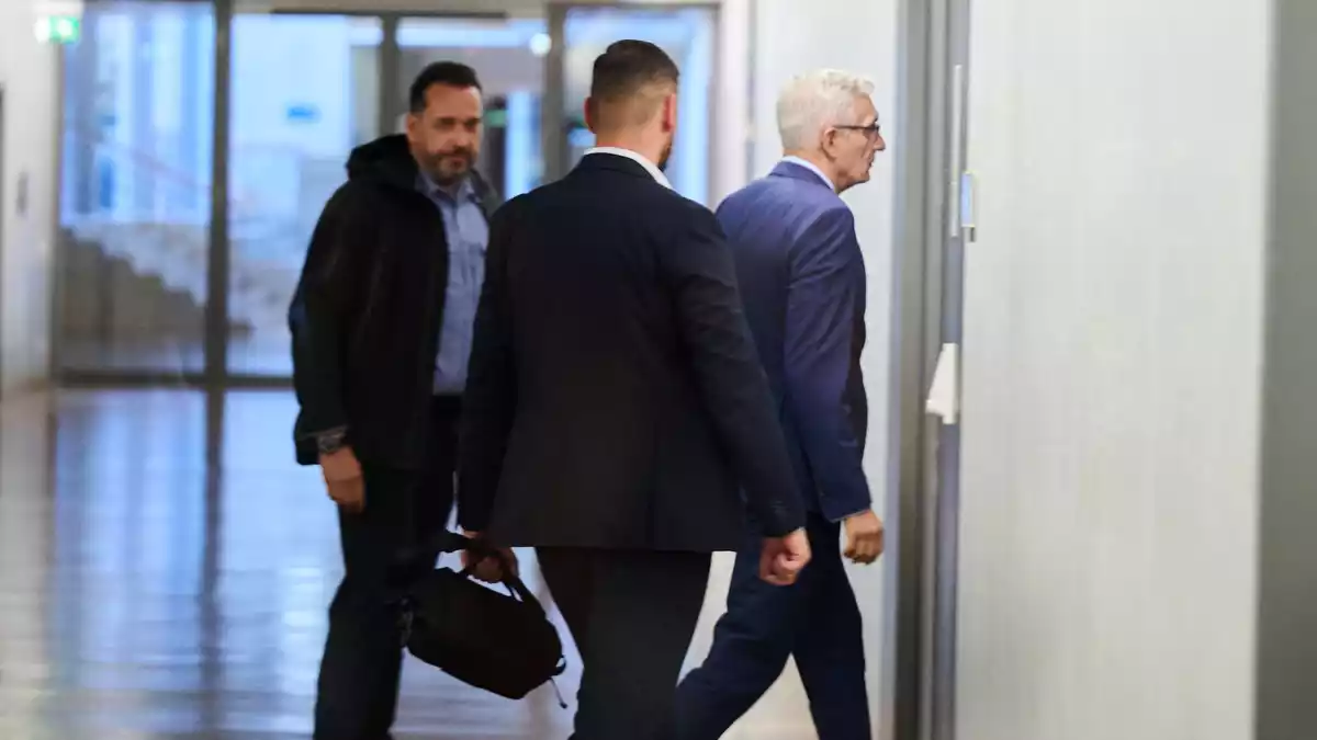 BND-Präsident Martin Jäger trifft zu einer Sitzung des geheim tagenden parlamentarischen Gremiums zur Kontrolle der Geheimdienste im Bundestag ein.  - Bild: Annette Riedl/dpa