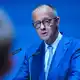 Bundeskanzler Friedrich Merz erwartet ein neues Bekenntnis der Koalition zum vereinbarten Reformkurs.  - Bild: Michael Kappeler/dpa