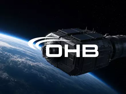 Moderner Satellit im Weltraum vor dem leuchtenden Horizont der Erde - Foto: über boerse-global.de