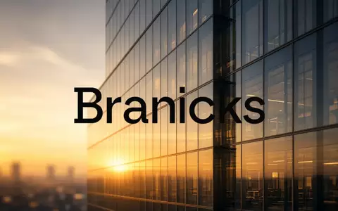 Moderne Glasfassade eines Bürogebäudes bei Sonnenuntergang als Symbol für Immobilienfinanzierung und Unternehmensanpassung. - Foto: über boerse-global.de