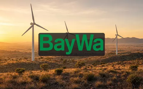 Moderne Windkraftanlagen in einer weiten australischen Landschaft bei Sonnenuntergang. - Foto: über boerse-global.de