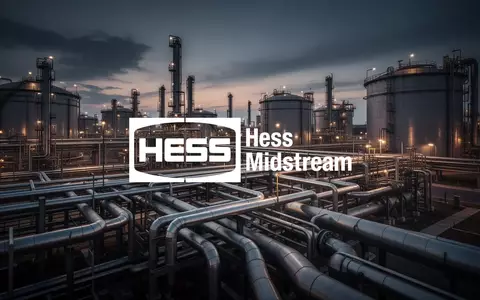 Industrielle Öl- und Gaspipelines bei Dämmerung, die eine angespannte Marktstimmung symbolisieren. - Foto: über boerse-global.de