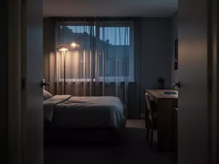 Ein stilles, modern eingerichtetes Jugendzimmer in der Dämmerung mit weichem, einfallendem Licht und einer ruhigen Atmosphäre. - Foto: über boerse-global.de