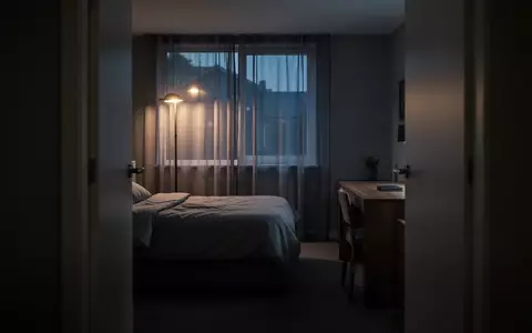 Ein stilles, modern eingerichtetes Jugendzimmer in der Dämmerung mit weichem, einfallendem Licht und einer ruhigen Atmosphäre. - Foto: über boerse-global.de
