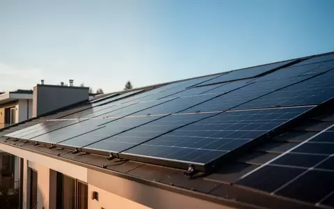 Moderne Solaranlage auf einem Hausdach unter blauem Himmel - Foto: über boerse-global.de