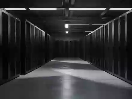 Dunkler, minimalistischer Serverraum mit industriellen Metallschränken in einer kühlen, schattenreichen Umgebung. - Foto: über boerse-global.de